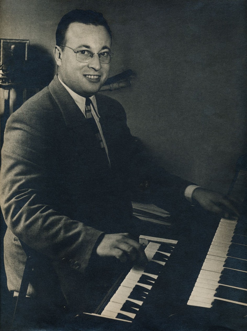 Jean-Jacques Perrey with Ondioline and piano, early 1950s.