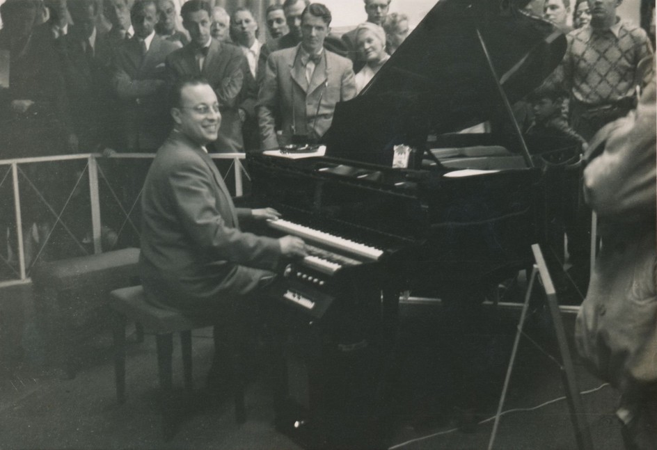 Jean-Jacques Perrey demonstrating the Ondioline in Stockholm, Sweden, 1957.