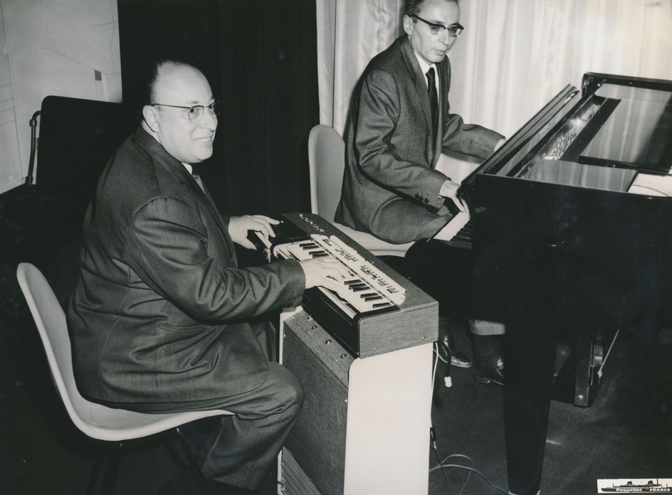 Jean-Jacques Perrey and Ondioline inventor Georges Jenny, on the S.S. France, June 1964. Perrey plays a transistorized prototype Ondioline Soliste.