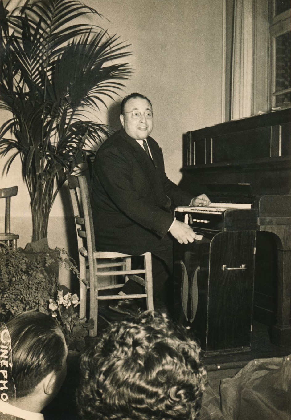 Jean-Jacques Perrey demonstrating the Ondioline, late 1950s.
