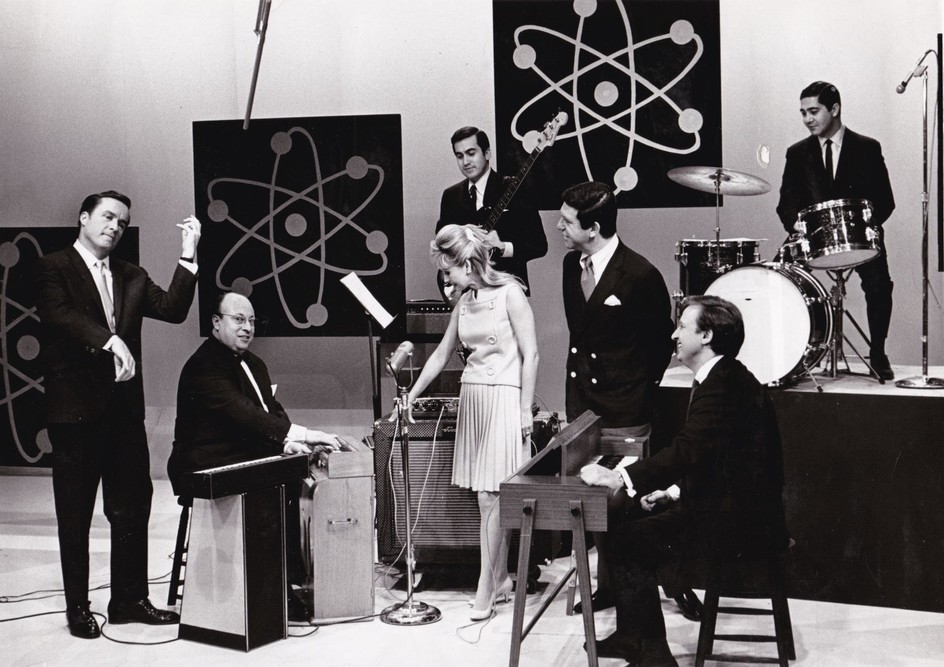 Perrey & Kingsley perform on the Mike Douglas Show, 1966. Perrey plays a late 1950s classic model Ondioline to his left, and a mid 1960s transistor Ondioline to his right.