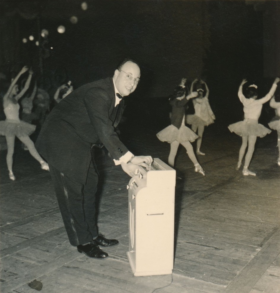 Jean-Jacques Perrey and his Ondioline with ballet troupe in France, late 1950s.